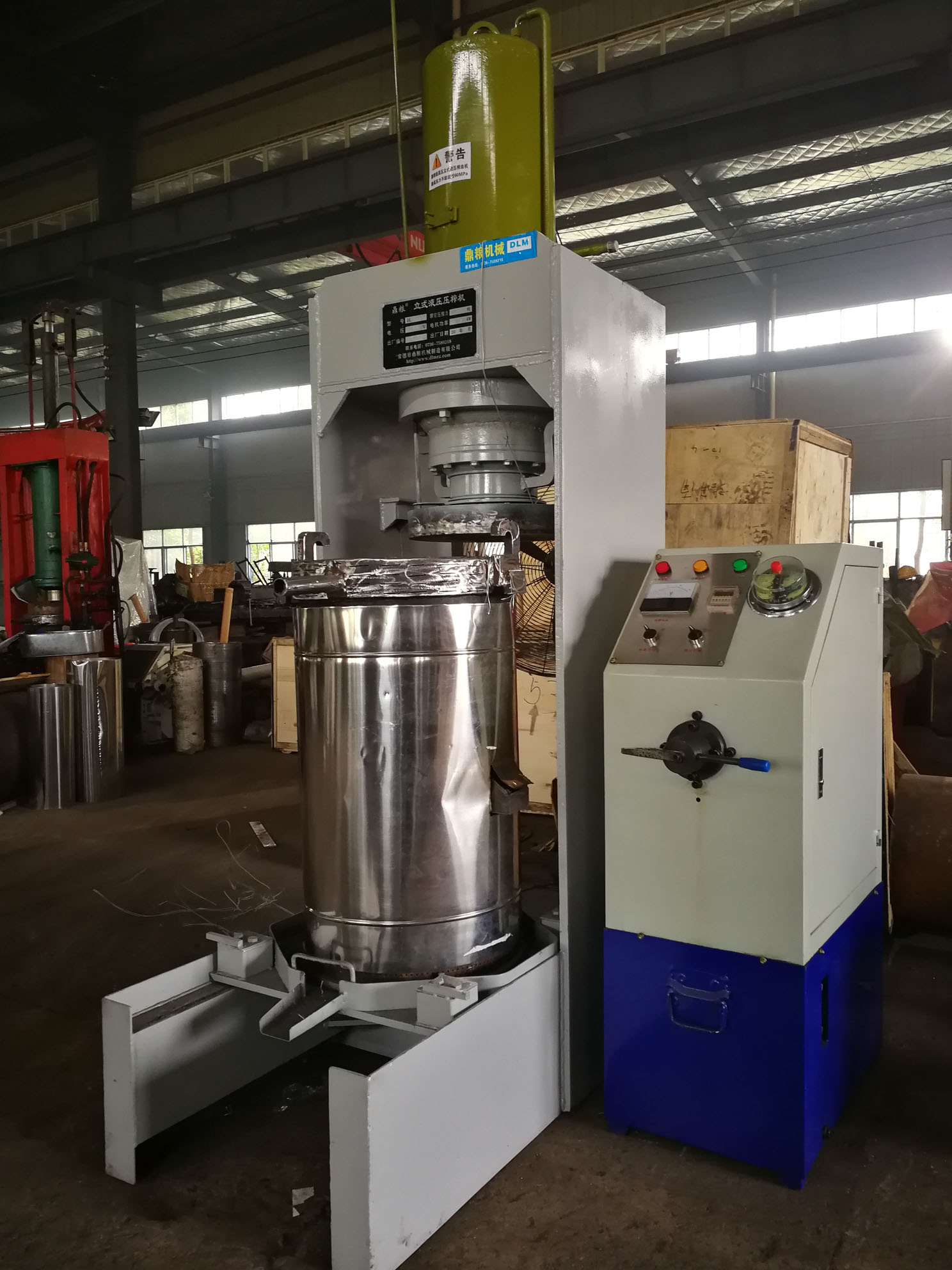 不銹鋼超高壓立式液壓壓榨機(jī)，果汁壓榨機(jī)，果渣壓榨機(jī)，藥材壓榨，油渣處理，白土壓榨